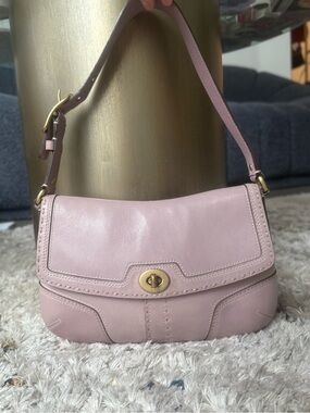 COACH 2007 LILAC HAMPTON TURNLOCK SHOULDER BAG